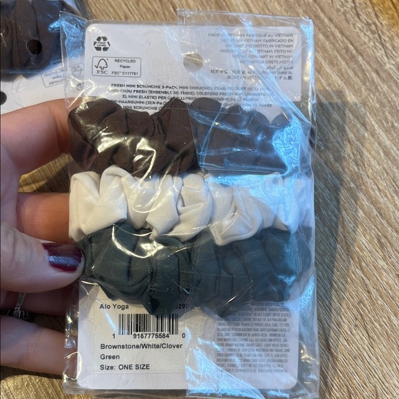 ALO Yoga Accessories - ALO Yoga Hair Scrunchie Trio - Brownstone, White, Clover Green